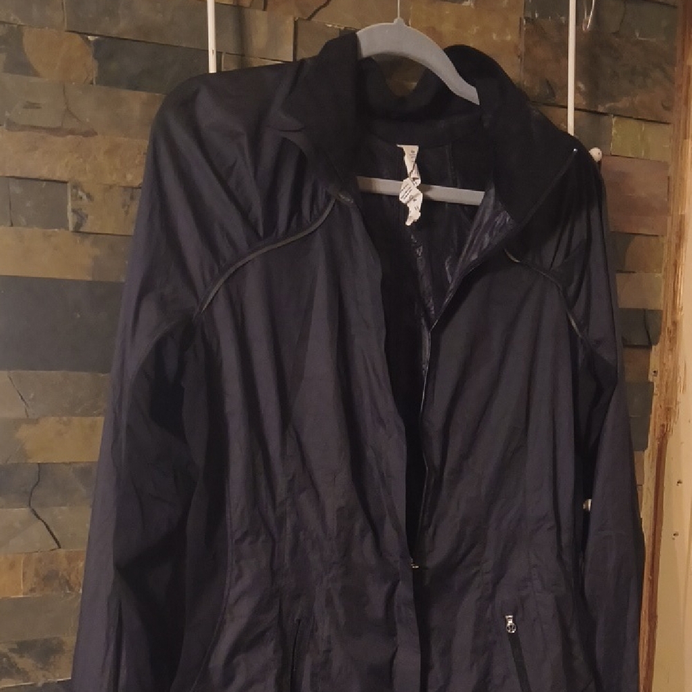 Lululemon Athletica Black Jacket MAKES YOU RUN FASTER!